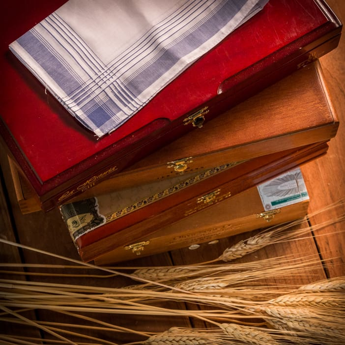 Comes in an awesome authentic cigar box.