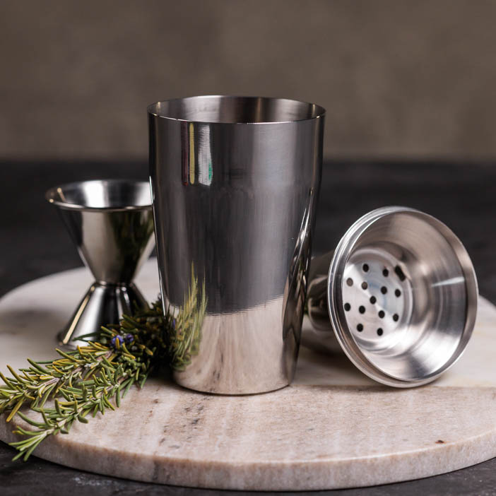 Make awesome mixed drinks with this 16 oz. cocktail shaker.
